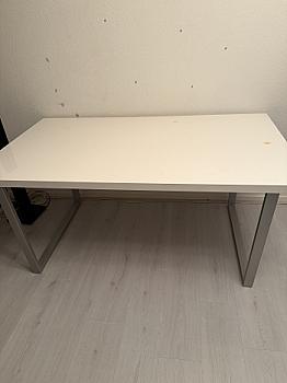 High-gloss white dining table 