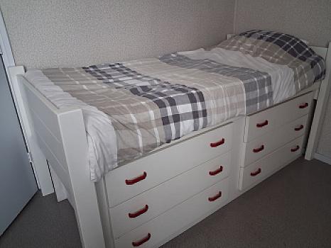 Bed with 6 drawers underneath