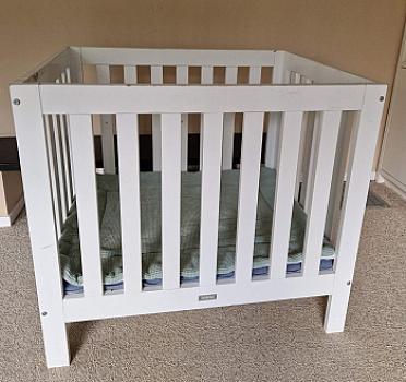 White Bopita playpen with 2 playpen mats