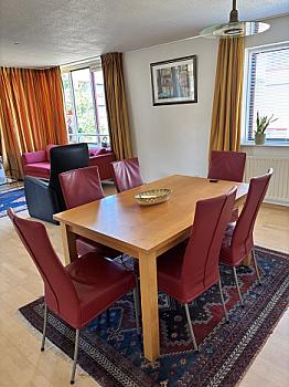 Beautiful dining table and 6 chairs