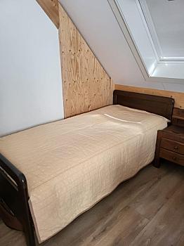 single bed with manually adjustable base 