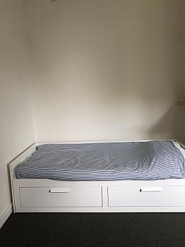 Genç odası, çalışma masası, gardırop ve çekmeceli yatak.