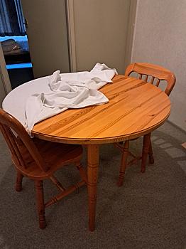 Eettafel met 3 bijbehorende stoelen