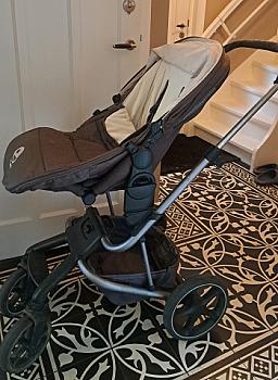 Frequently used stroller with carrycot and seat