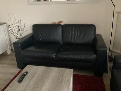 2 and 2.5-seater black leather sofa, used but in good condition